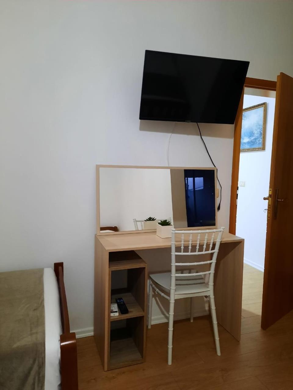 Vila M Vera Rooms With Kitchen And Apartments Durrës Kültér fotó