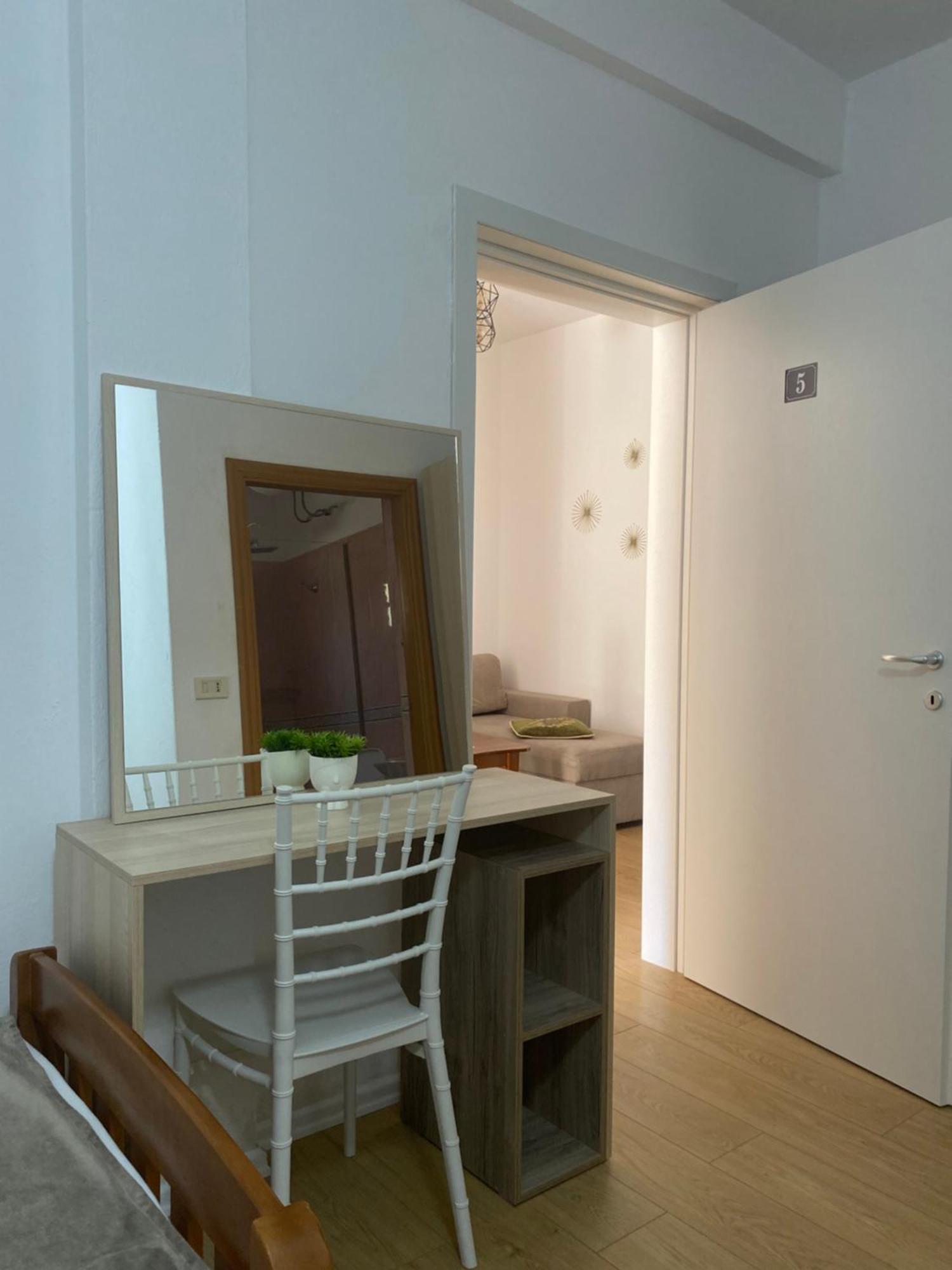 Vila M Vera Rooms With Kitchen And Apartments Durrës Kültér fotó